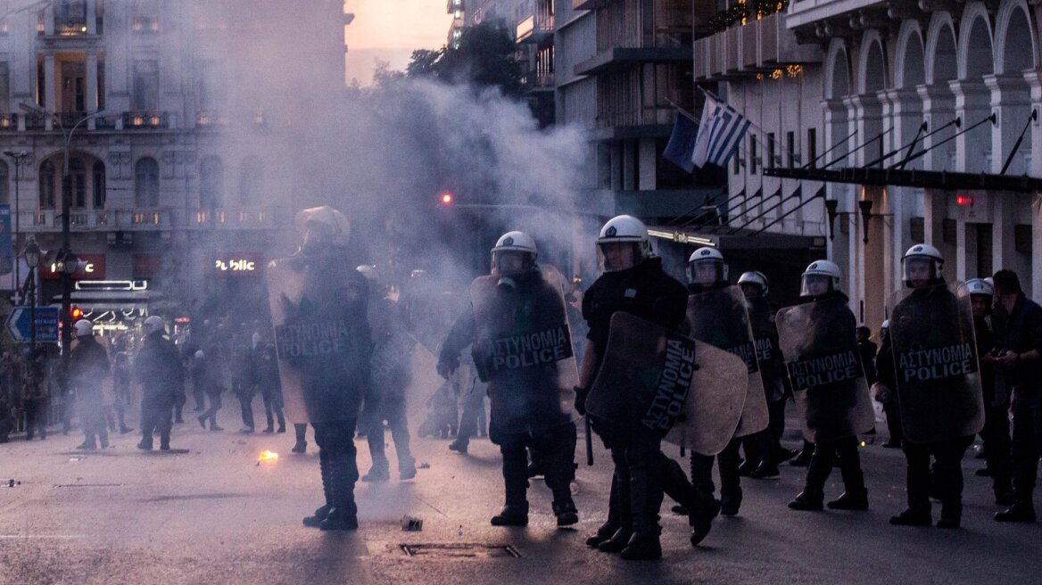 Guardian: Εξαγριωμένοι οι Έλληνες προβλέπουν Grexit και δραχμή